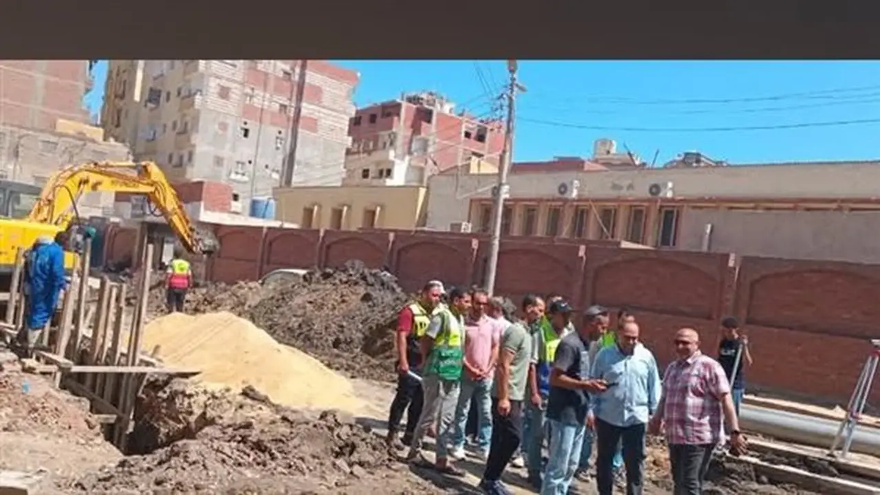 تجديد فرعة هابطة للصرف الصحي بكفر صقر ومتابعة مأخذ مياه البكارشة بالشرقية