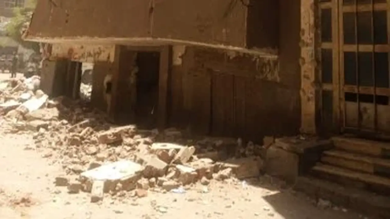 إزالة عقار آيل للسقوط في بولاق الدكرور ورئيس الحي يتابع الأعمال ميدانيًا