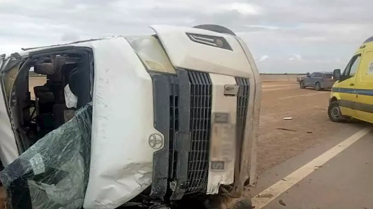إصابة 14 شخصًا جراء انقلاب ميكروباص على الطريق الصحراوي بالمنيا