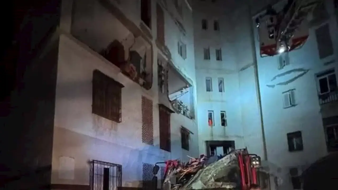 إصابة 23 شخصًا في حريق وانفجار داخل عمارة سكنية في الجزائر – صور