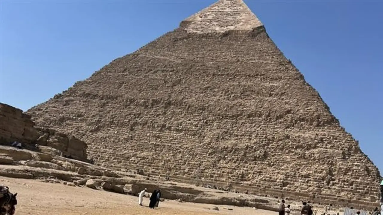 إصابة 3 يمنيين إثر انقلاب مركبة كارتة في المنطقة الأثرية بالهرم