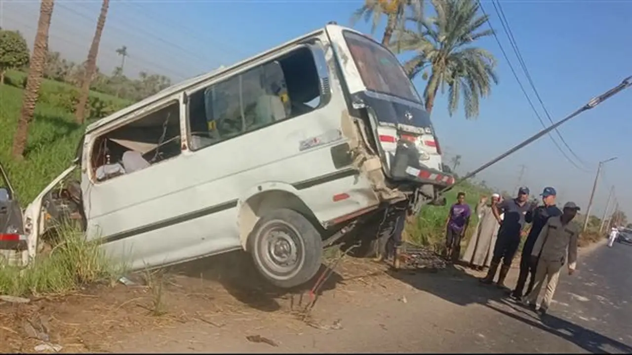 إصابة 3 أشخاص جراء انقلاب سيارة ميكروباص في ترعة بنجع حمادي