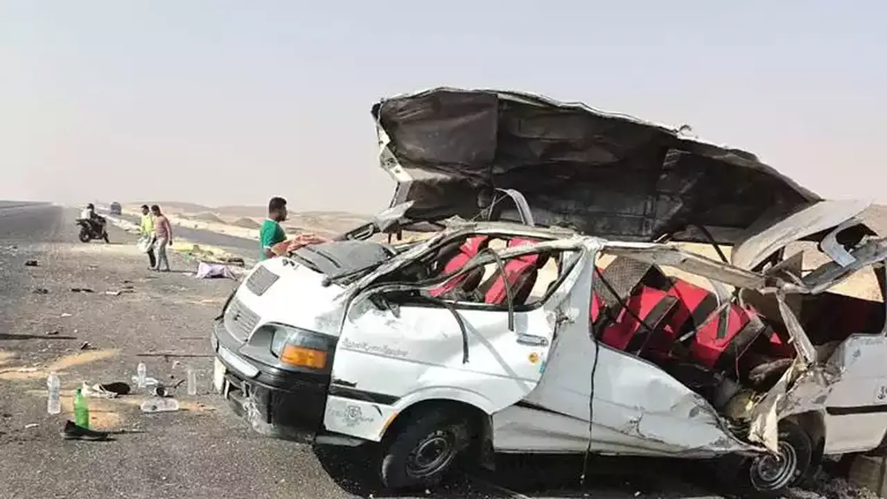 إصابة 8 أشخاص في حادث انقلاب ميكروباص على الطريق الأوسطي بسوهاج