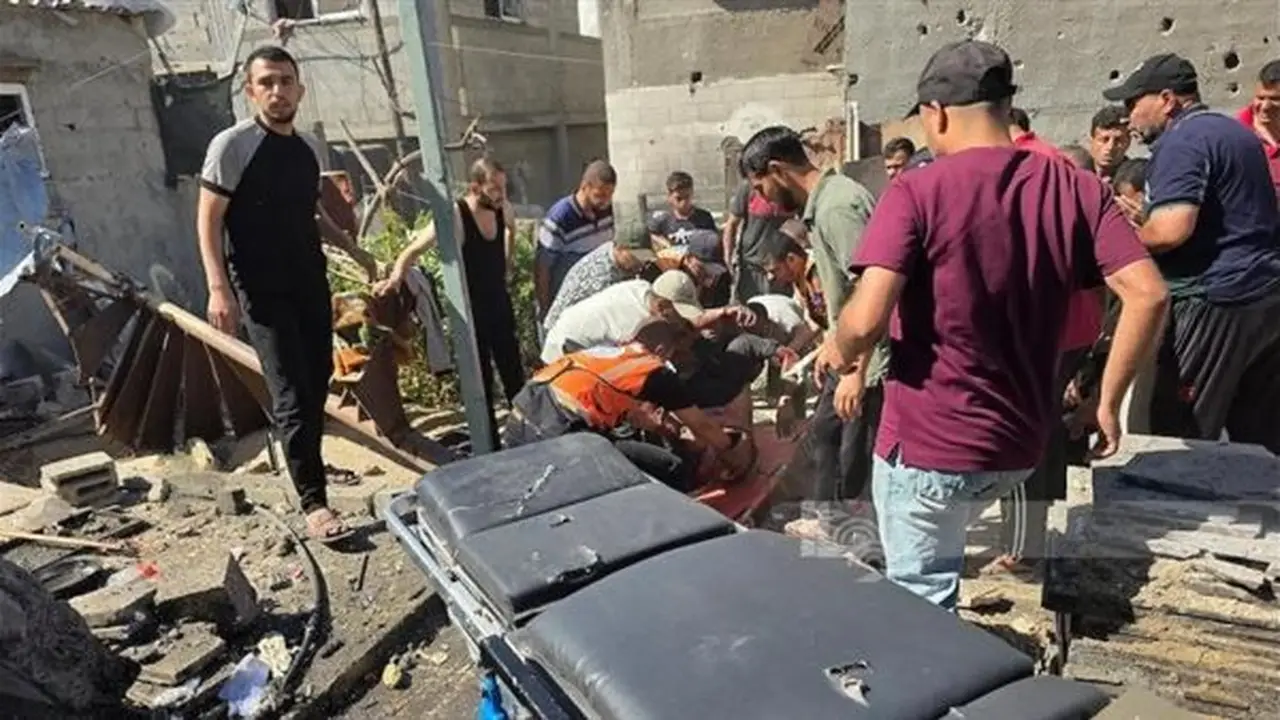 إصابة فلسطينيين جراء قصف إسرائيلي على محيط مخيم القادسية في خان يونس