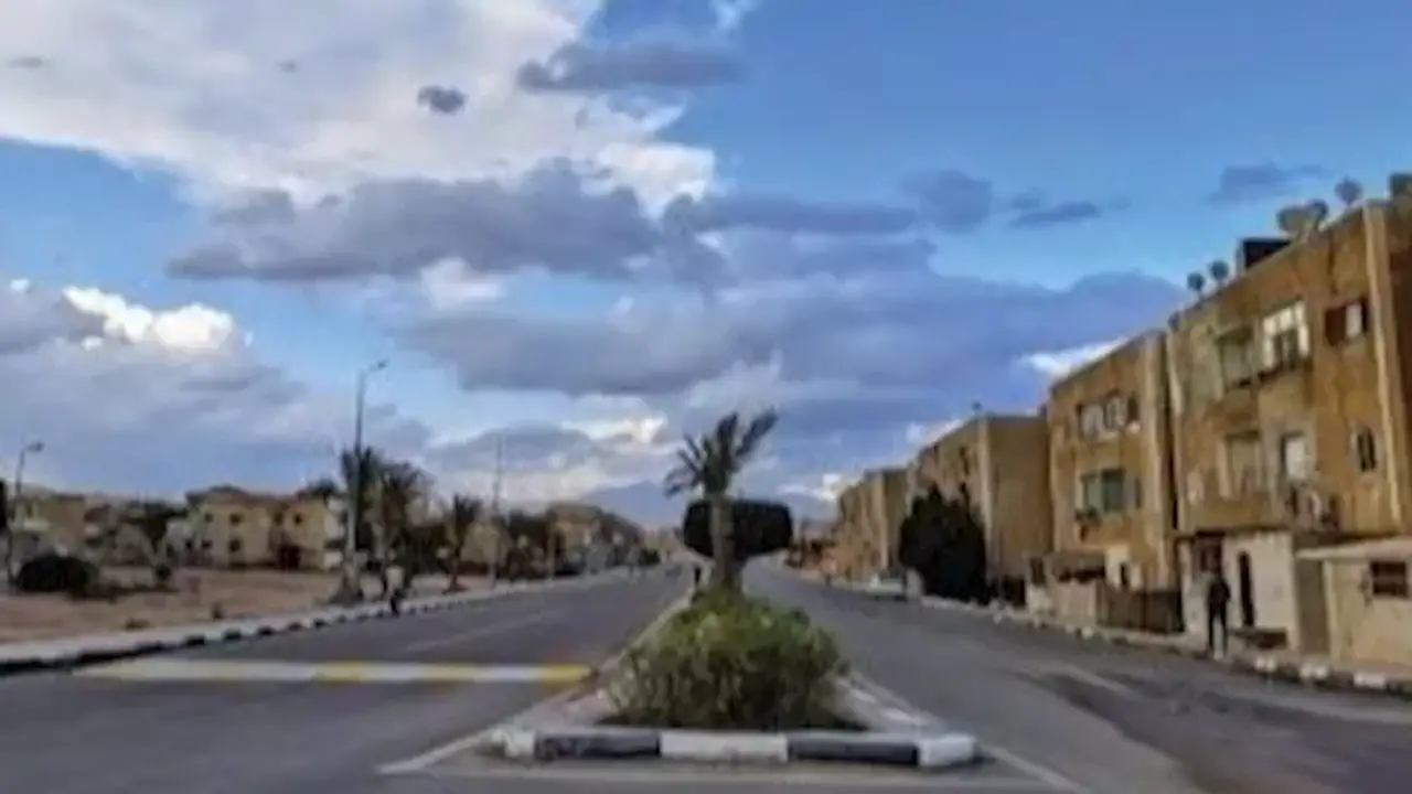 إصلاح هبوط أرضي بطريق الشهيد محمود ناجي في مدينة الطور بجنوب سيناء