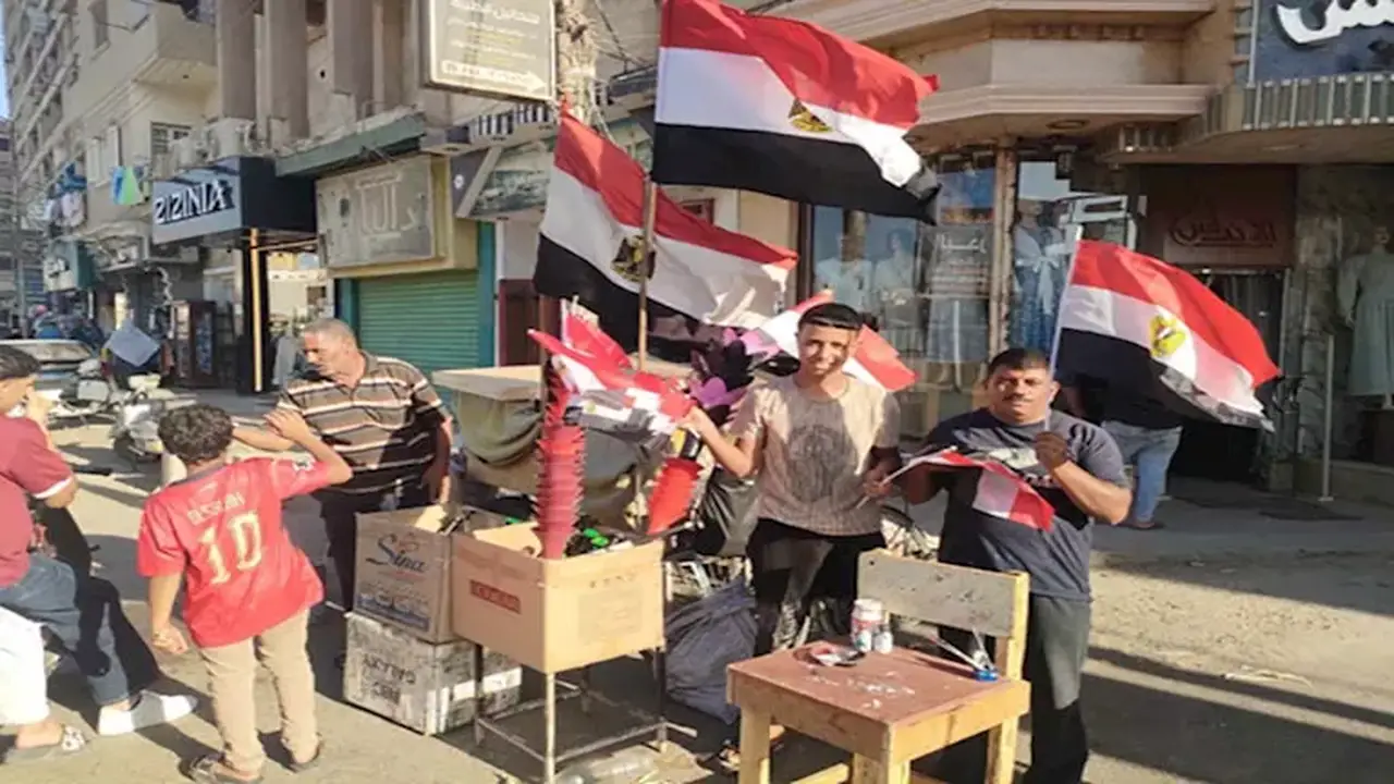 إقبال جماهيري على شراء الأعلام بميدان ‘السواقي’ في الفيوم قبل مواجهة مصر والأرجنتين