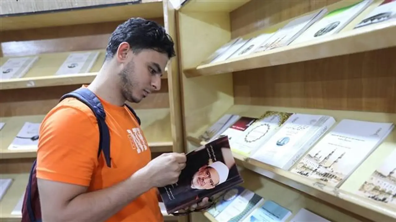 إقبال كبير على كتاب «جهود الإمام الطيب في مكافحة التطرف» بمعرض مكتبة الإسكندرية
