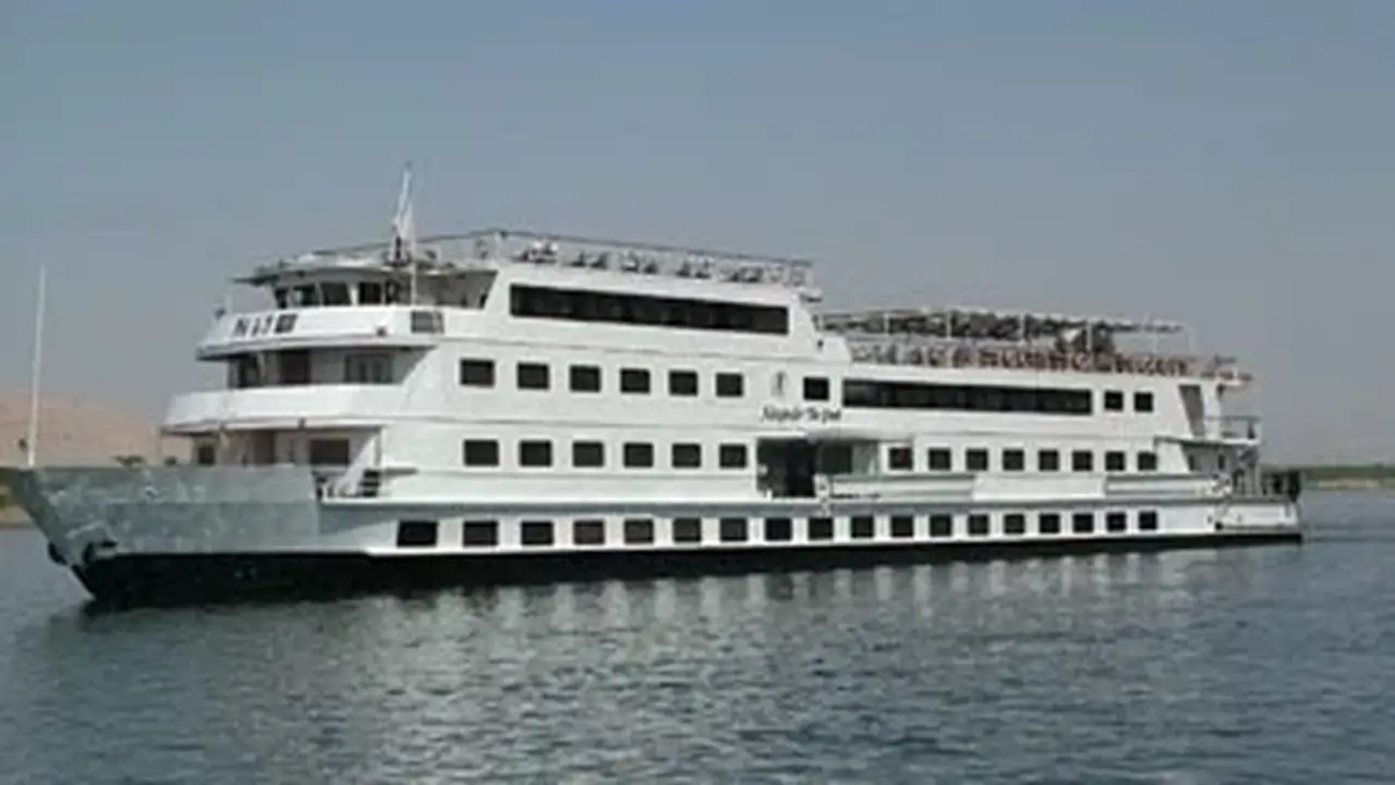 إنقاذ طاقم مركب سياحي من الغرق قبالة رأس غارب دون إصابات