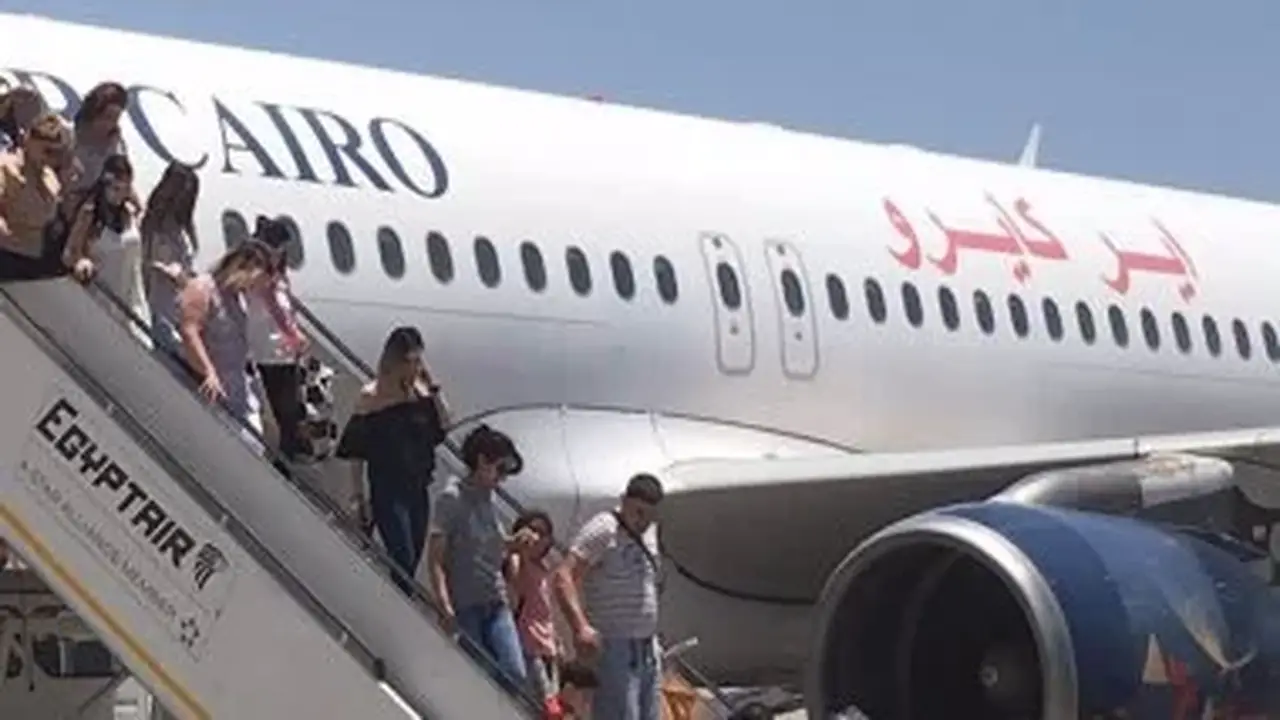 إير كايرو توقف مضيفة طيران عن العمل وتحيلها للتحقيق بسبب إساءتها لأهل الصعيد