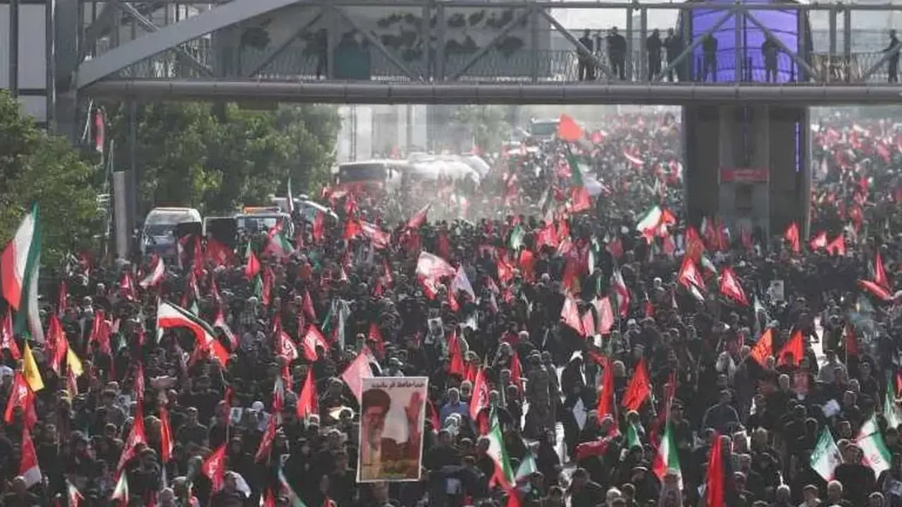إيرانيون يحتشدون في شوارع طهران لتشييع علي خامنئي