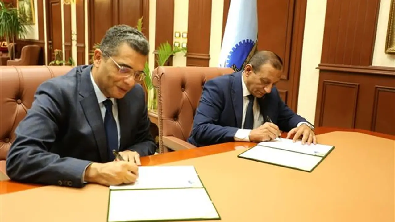 توقيع اتفاقية لتعزيز كفاءة تشغيل مينائي الصيد بشلاتين وأبو رماد