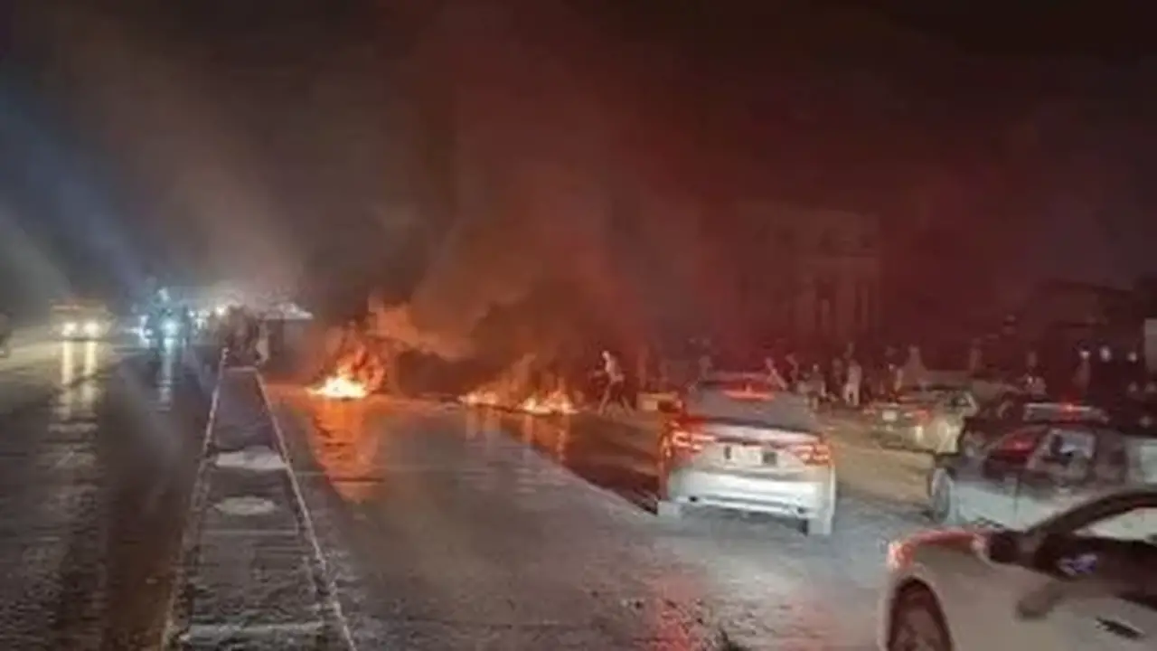 احتجاجات شعبية في ليبيا بسبب انقطاع الكهرباء: حرق إطارات وقطع طرق