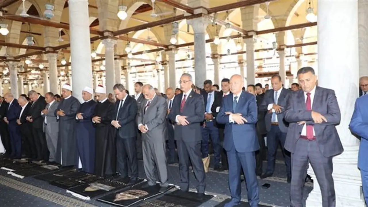 محافظ الجيزة يؤدي صلاة الجمعة بمسجد عمرو بن العاص احتفالًا بالعيد القومي لمحافظة القاهرة