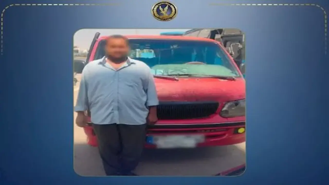 سقوط سائق ميكروباص بعد عبوره الرصيف في التجمع الأول
