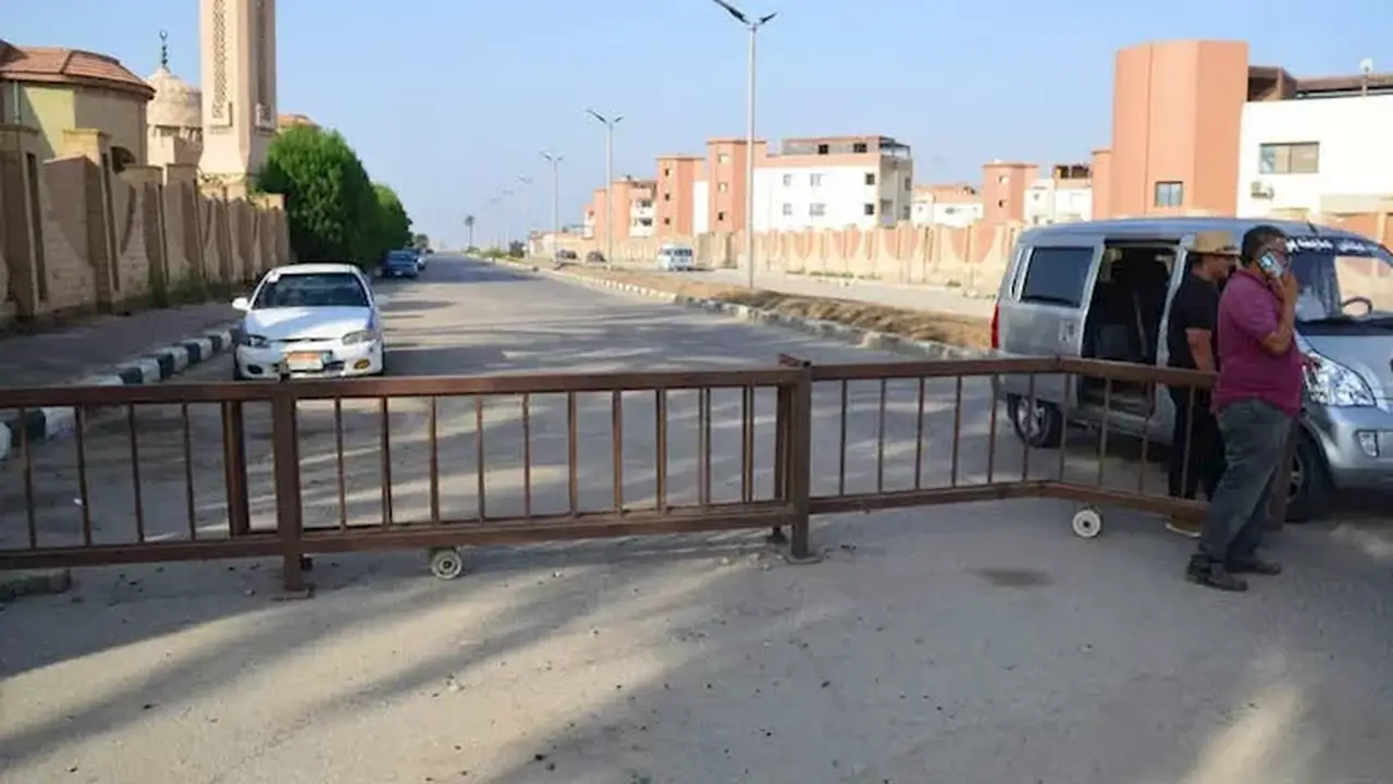 إجراءات احترازية: بوابات على مداخل شاطئ بورفؤاد لمنع دخول المصطافين – صور