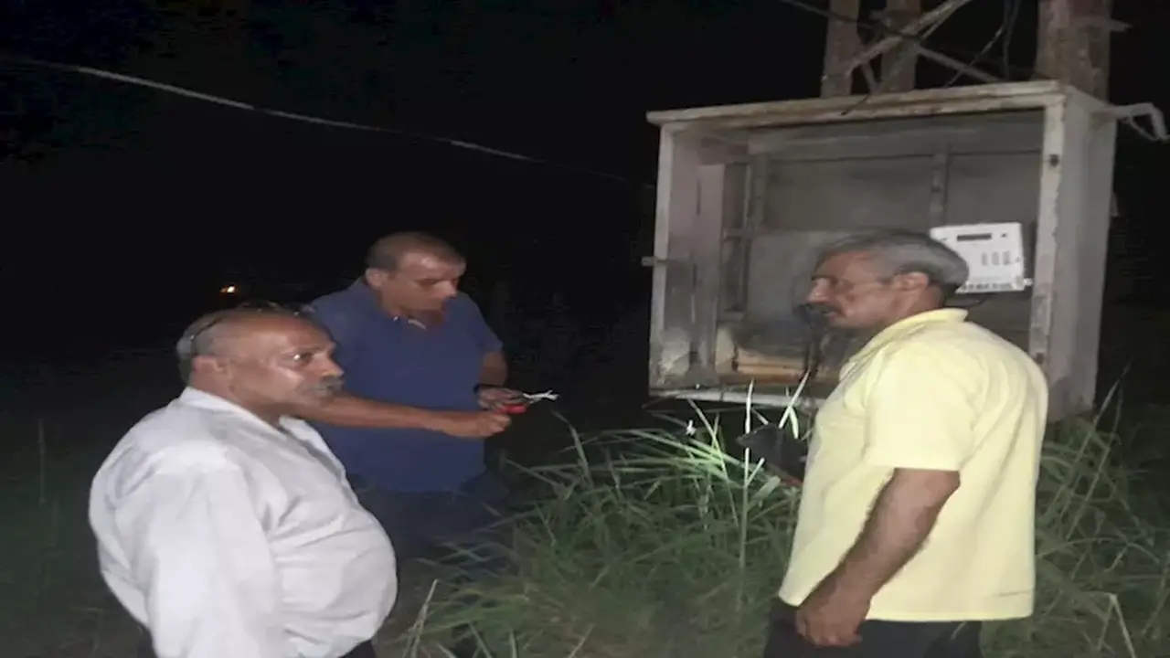 إصلاح عاجل لعطل كهربائي ينهي أزمة على طريق “الديبة – إبشان” بكفر الشيخ