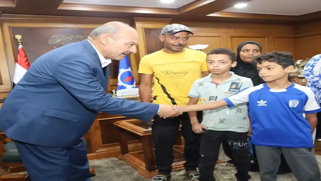 محافظ السويس يتفاعل مع أسرة تعاني ظروفًا صحية استثنائية ويقدم الدعم الفوري