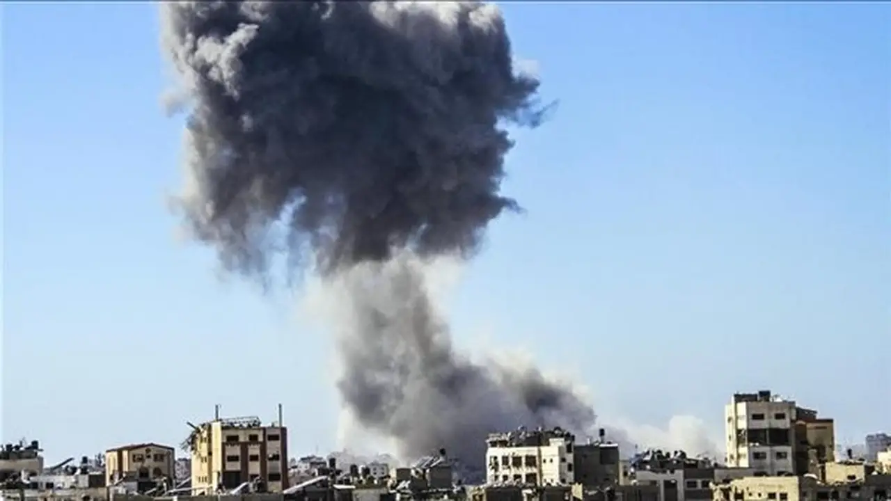 استشهاد شخص وإصابة آخرين في غارة إسرائيلية على خيمة نازحين بمخيم النصيرات