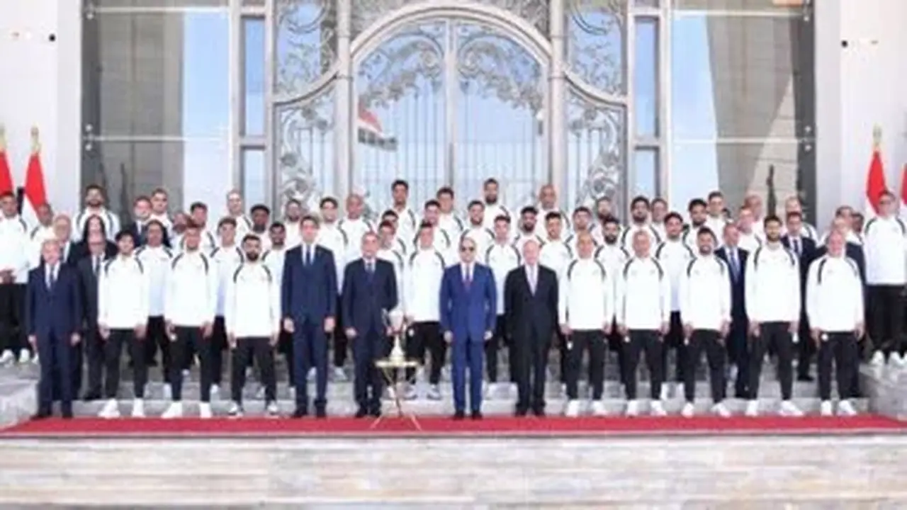 الرئيس السيسي يستقبل بعثة منتخب مصر في مدينة العلمين ويكرمهم – فيديو