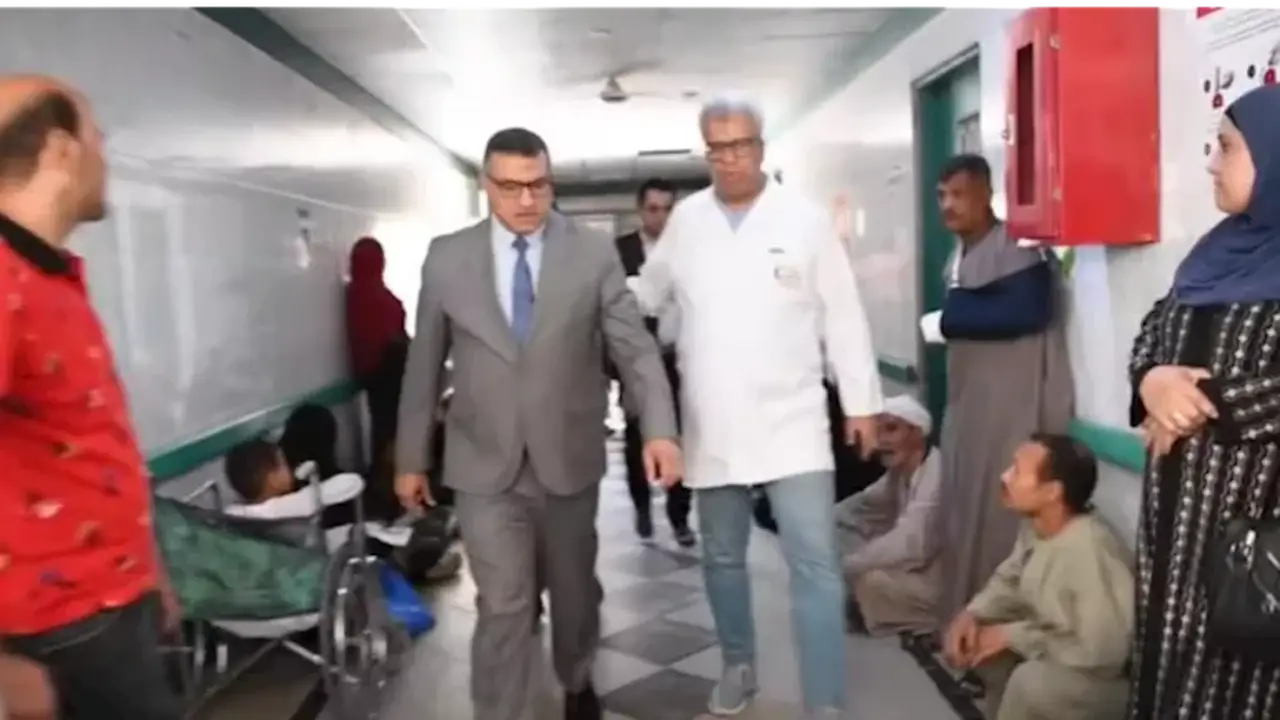 محافظ قنا يتفقد المستشفى العام ويعفي المدير بسبب تردي الخدمات – فيديو وصور