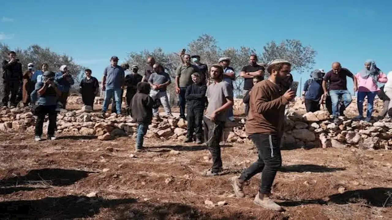 اعتداءات المستوطنين في الضفة الغربية تُسفر عن إصابة فلسطيني وطفل في سلفيت والخليل
