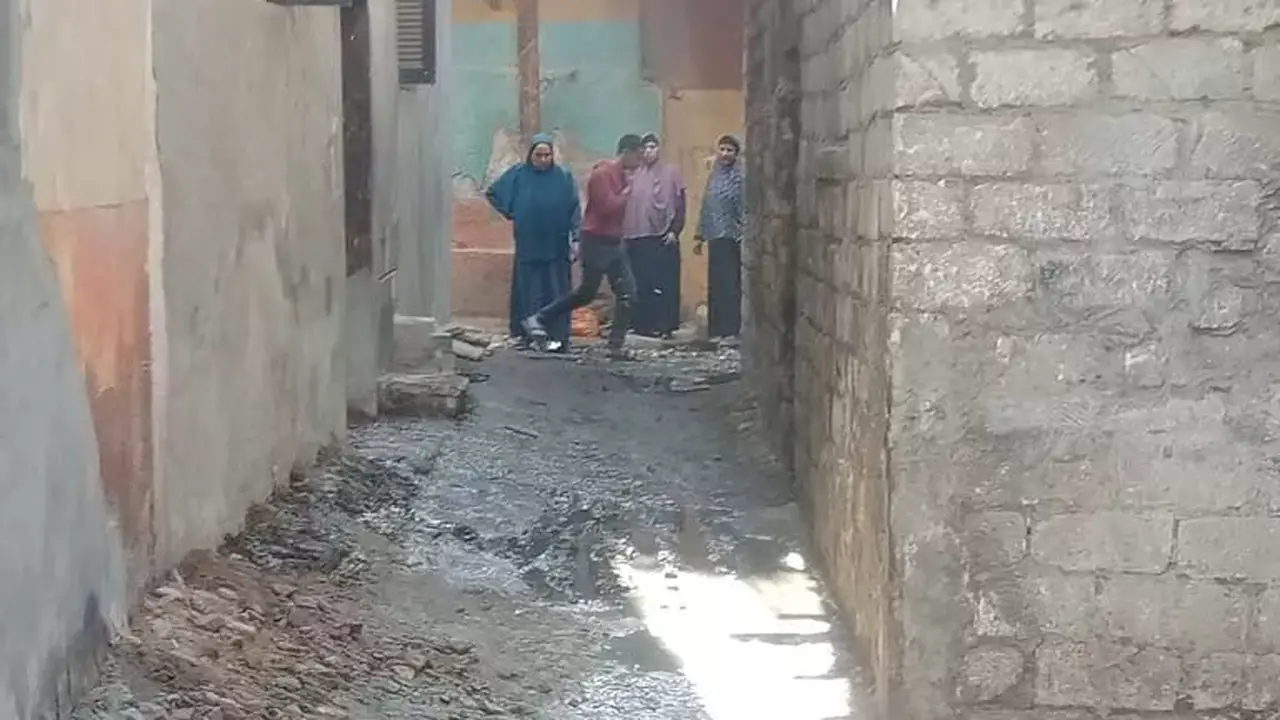 أهالي قرية منيل هاني ببني سويف يتجهون لإنشاء محطة صرف صحي بعد معاناة مستمرة – صور