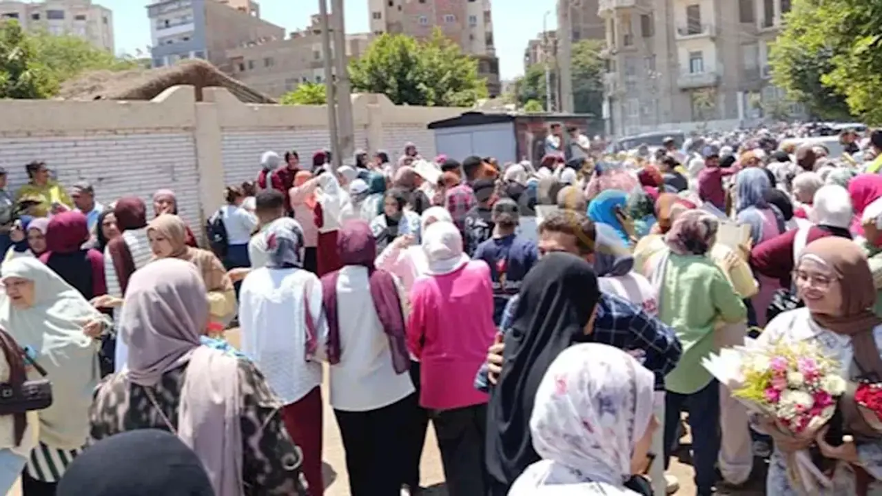 احتفالات أهالي المنيا بعد انتهاء امتحانات الثانوية العامة – صور