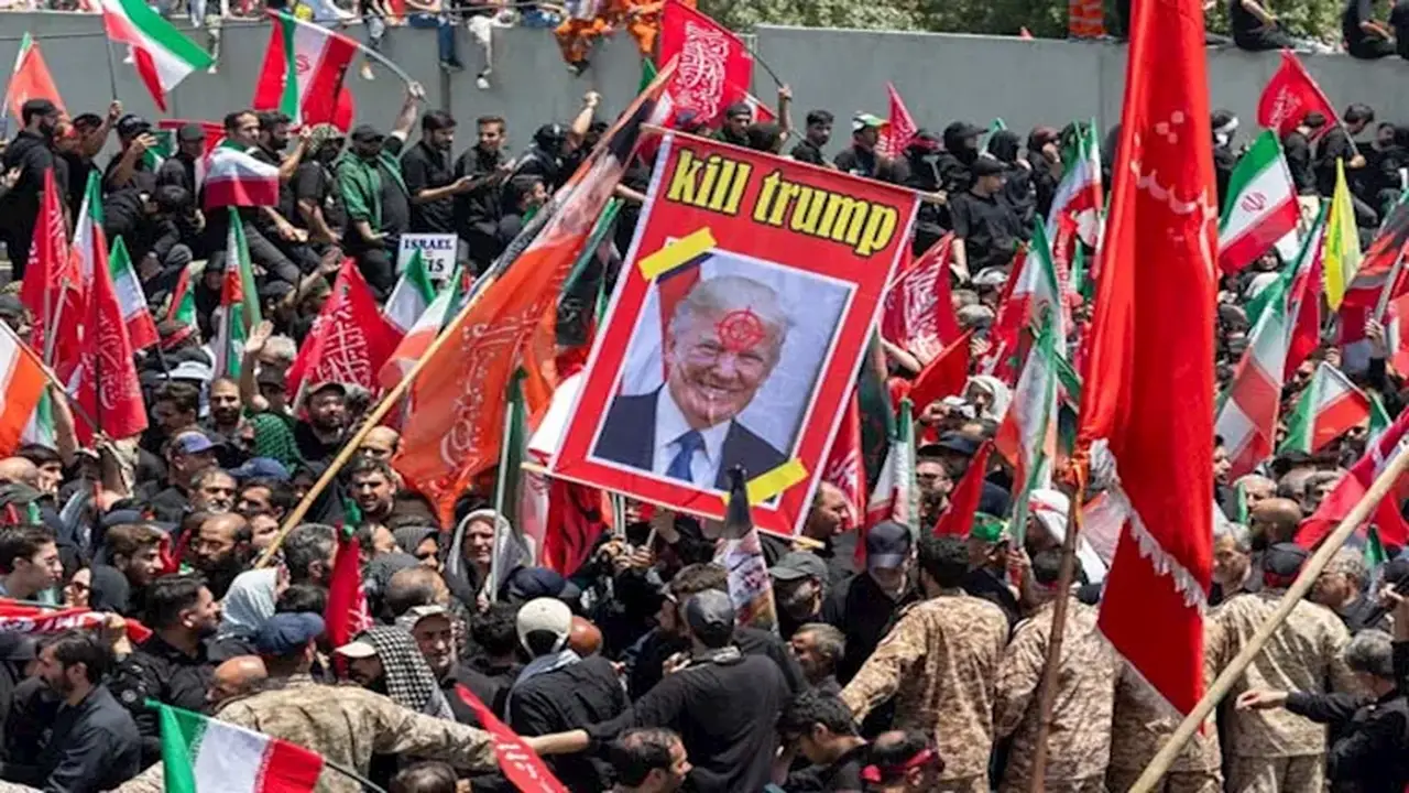 الإيرانيون يرفعون شعار “اقتلوا ترامب” خلال جنازة خامنئي ويهتفون ضد الولايات المتحدة (فيديو)