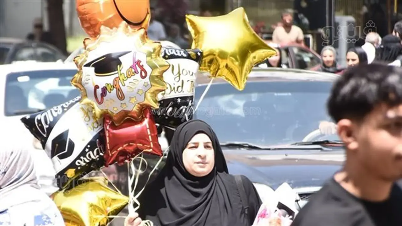 احتفالات طلاب الثانوية العامة: البلالين والثلج والهدايا تتألق في آخر أيام الامتحانات (صور)