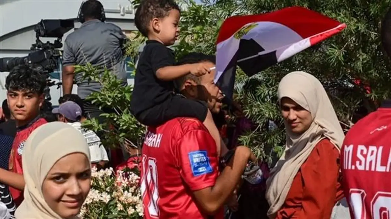 توافد الجماهير على مطار العلمين لاستقبال منتخب مصر بعد مشاركته في كأس العالم