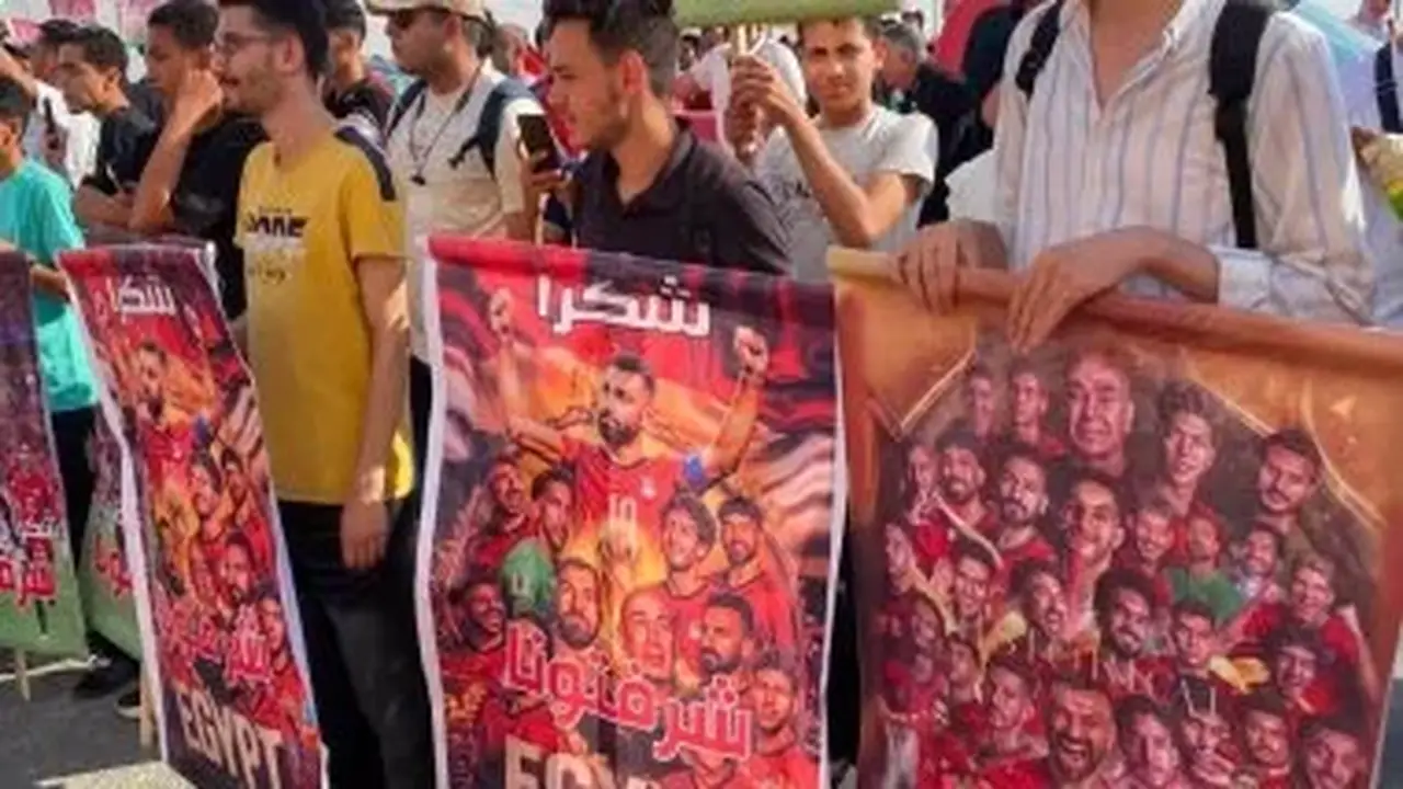 الجماهير تستقبل بعثة منتخب مصر في مطار العلمين بلافتات “شرفتونا”.. صور