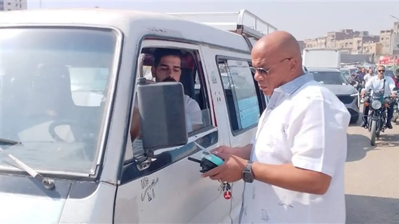 الجيزة: ضبط 1423 مخالفة سرفيس وفض 4 مواقف عشوائية
