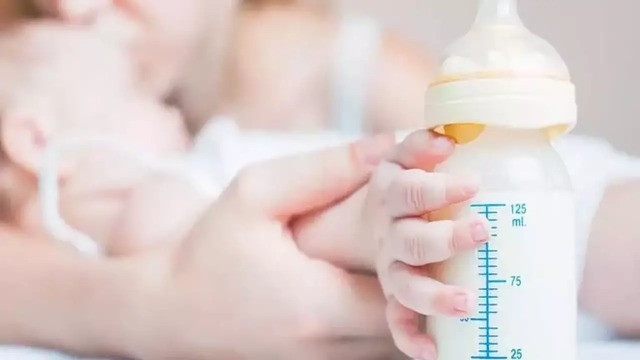 الحكومة تؤكد استمرار صرف ألبان الأطفال المدعمة دون تقليص