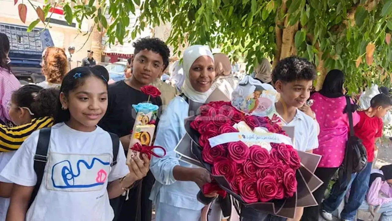 احتفالات مميزة في الأقصر: سيدة تفاجئ ابنة شقيقتها بالورود أمام لجان الثانوية العامة – فيديو وصور