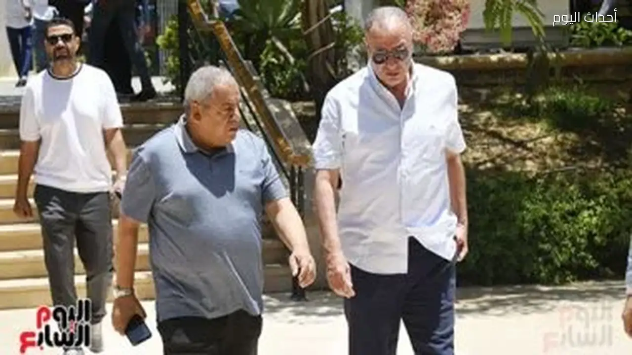محمود الخطيب وأعضاء مجلس الأهلي يشاركون في جنازة والدة طارق قنديل