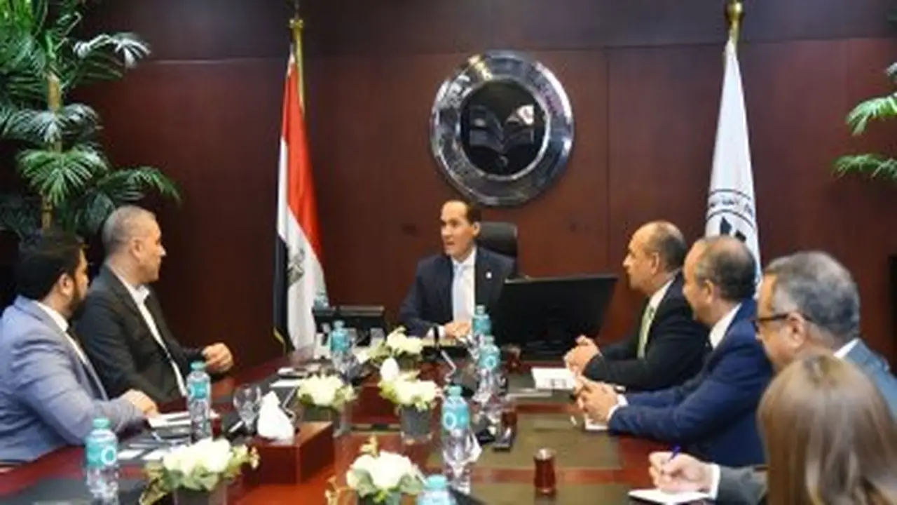 اجتماع الرئيس التنفيذي للهيئة العامة للاستثمار مع مسؤولي شركة جارديان جلاس لتعزيز التوسع في السوق المصري