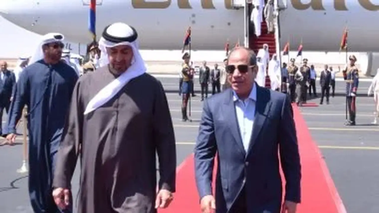 الرئيس السيسي يودّع الشيخ محمد بن زايد في مطار العلمين بعد زيارته لمصر
