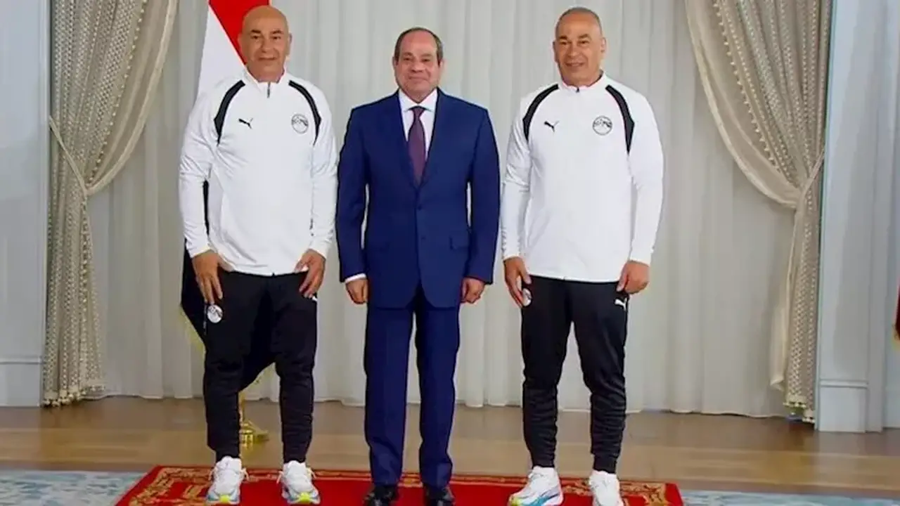 الرئيس السيسي يلتقط صورة تذكارية مع التوأم حسام وإبراهيم حسن بعد تكريم المنتخب الوطني