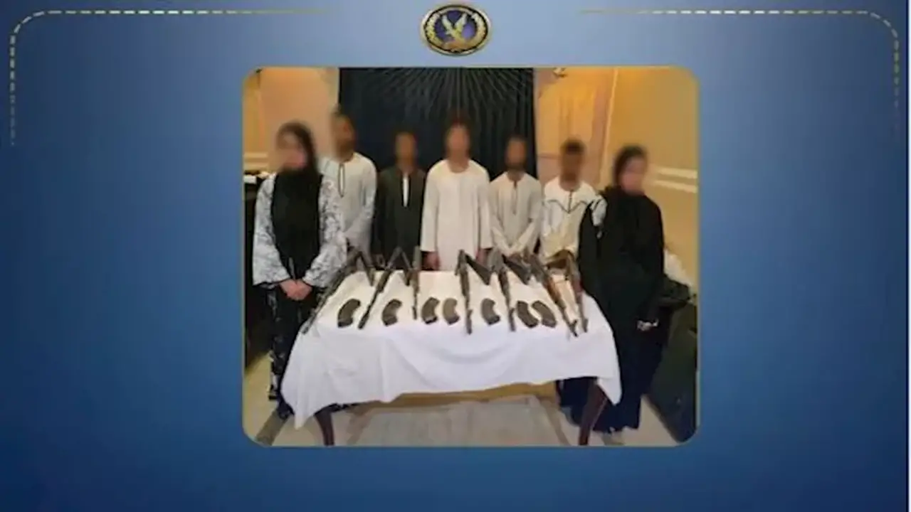 سيدات يحملن بنادق خلال حفل زفاف في قنا والأمن يتدخل
