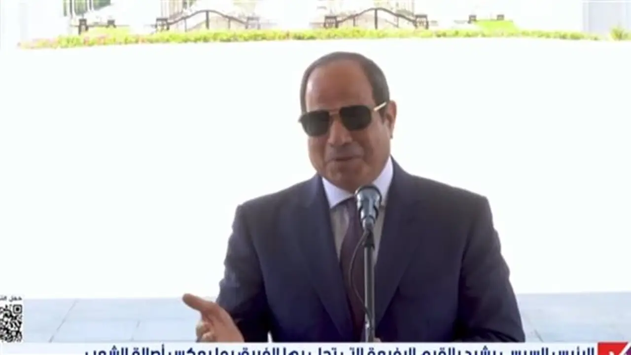 السيسي للاعبي المنتخب: نقدم لكم كأس التقدير والاحترام والفخر