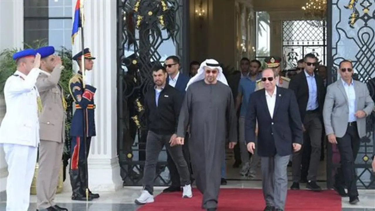 السيسي يودع الشيخ محمد بن زايد آل نهيان بمطار العلمين الدولي
