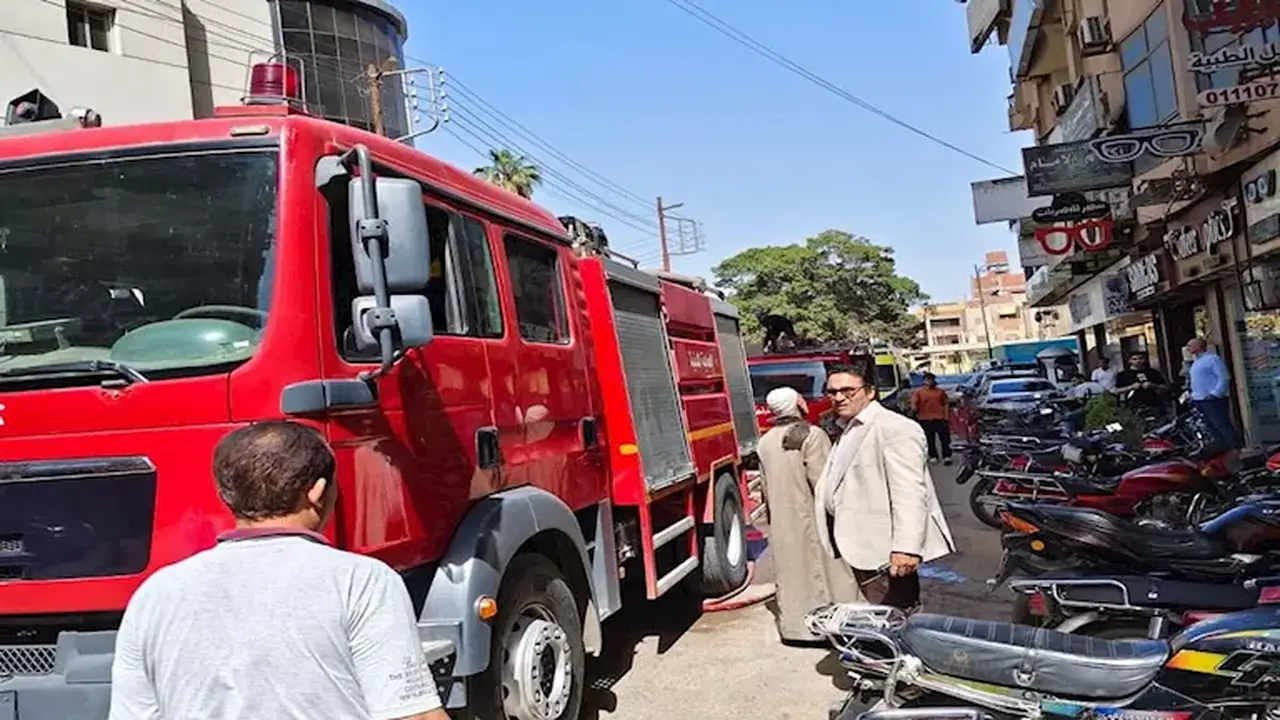 إخماد حريق في محل تجاري بمدينة الشيخ زايد دون وقوع إصابات
