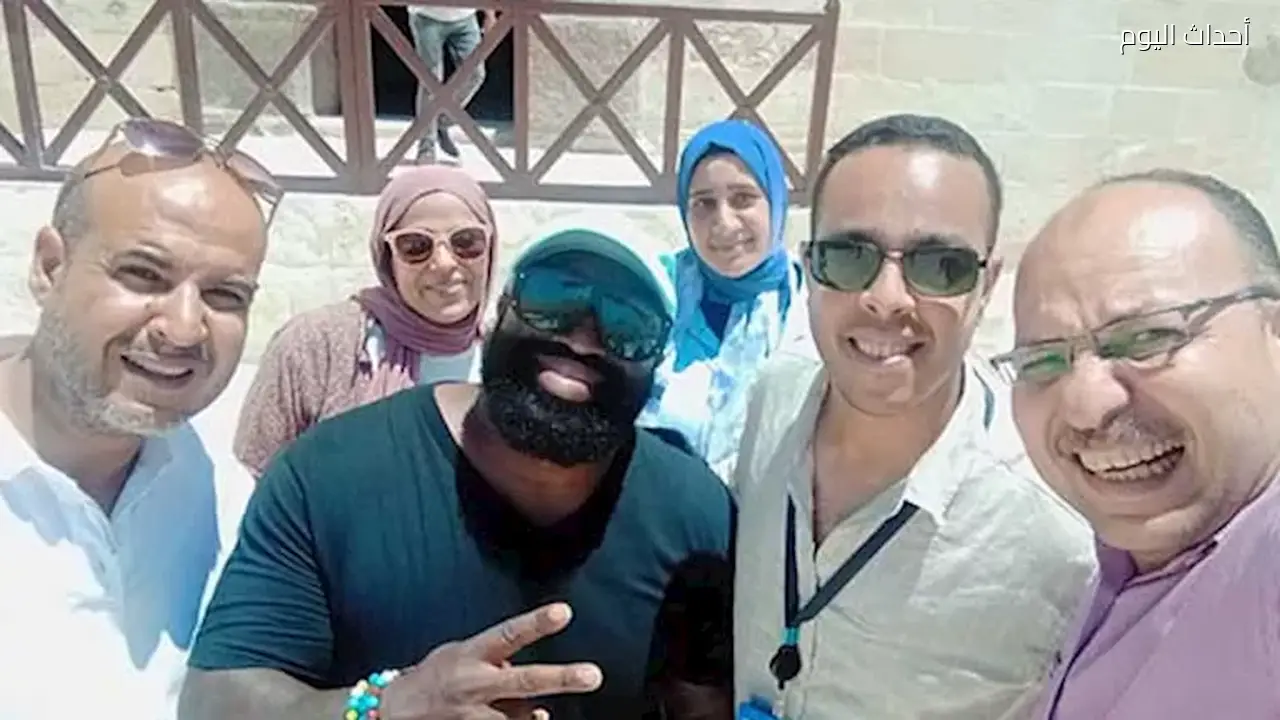 الشرطي الأمريكي إريك هدسون يزور قلعة قايتباي بالإسكندرية – صور