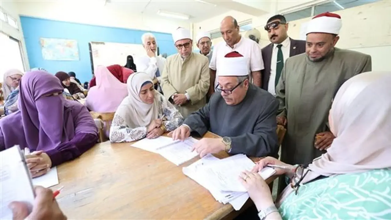 الشيخ أيمن عبدالغني يتفقد مركز تصحيح الشهادة الثانوية الأزهرية في القاهرة