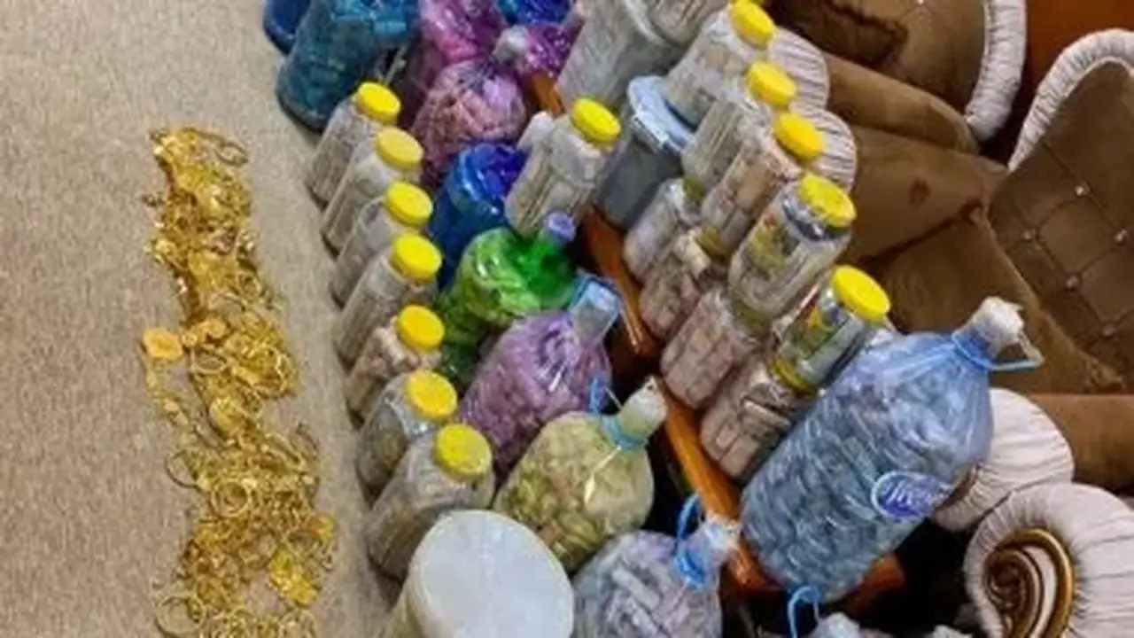 العثور على 60 كيلوغرامًا من الذهب المدفون في جراج منزل أحد أقارب مسؤول عراقي سابق