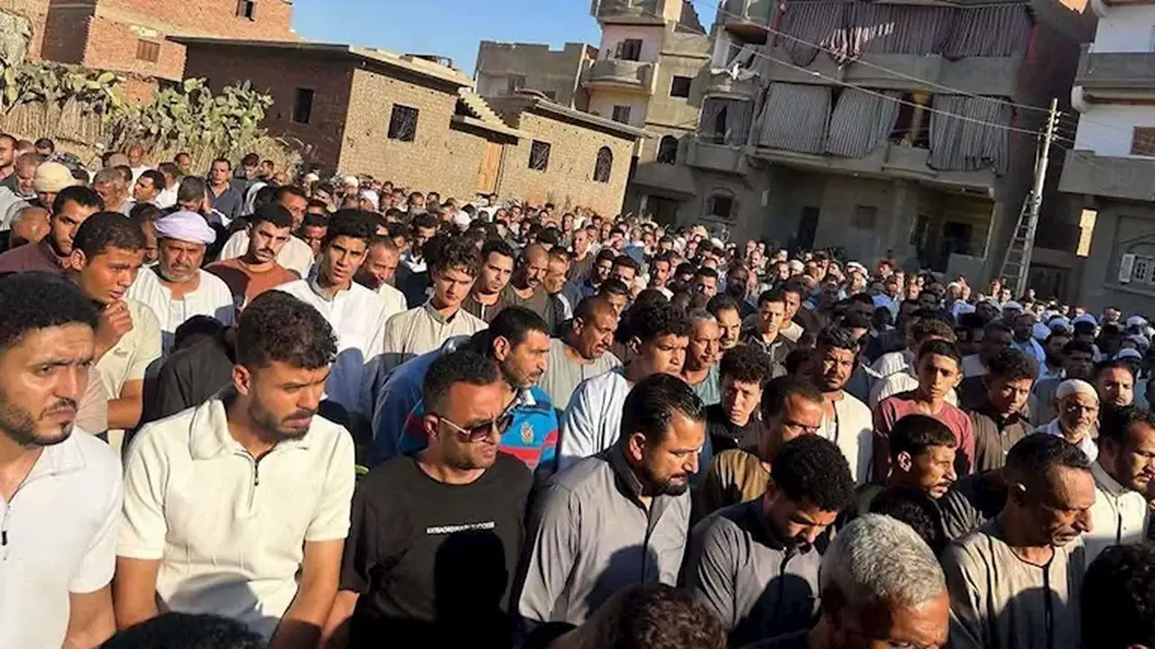الفيوم تشيّع ضحيتين من حادث الماس الكهربائي في السعودية وتترقب وصول جثامين 4 آخرين – صور