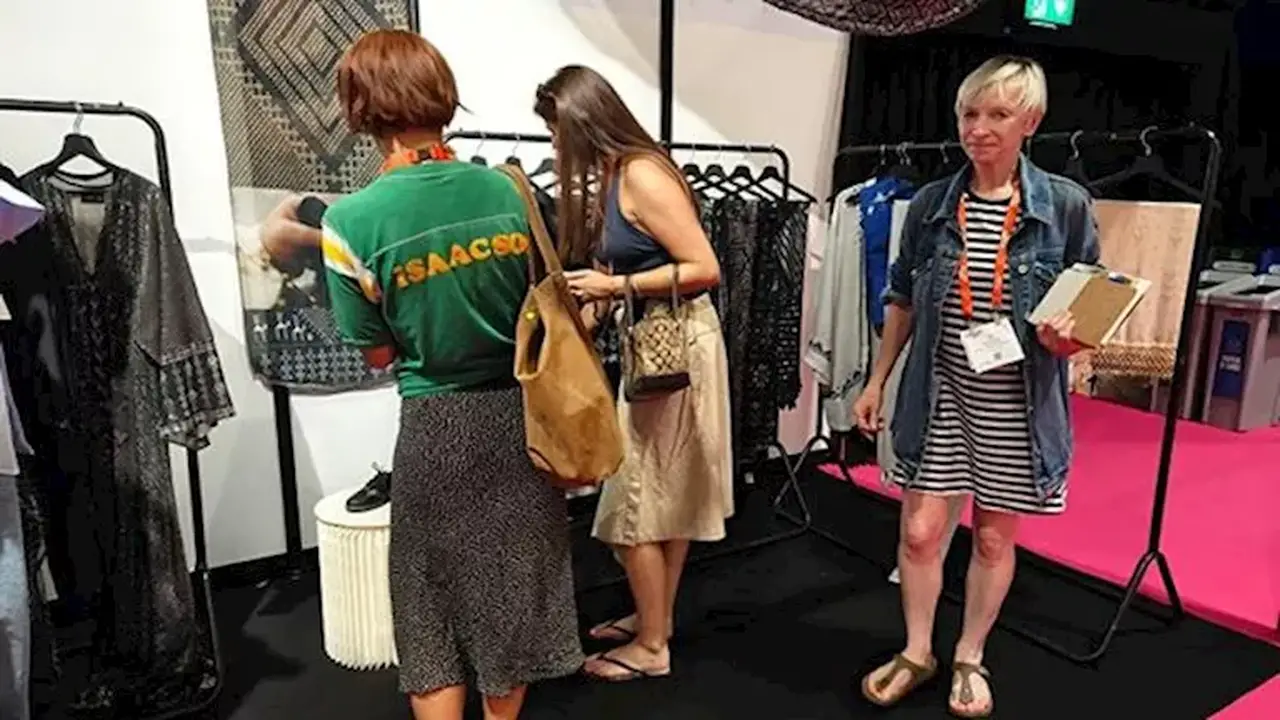 المجلس القومي للمرأة يشارك في معرض Source Fashion London لتعزيز فن التلي المصري