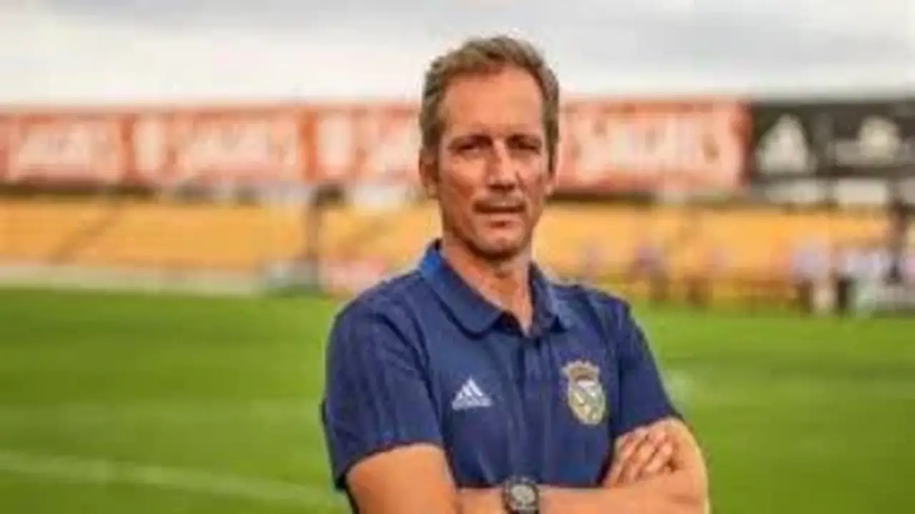 الكويت الكويتي يتعاقد مع المدرب ألكساندر سانتوس بعد مفاوضات مع الزمالك