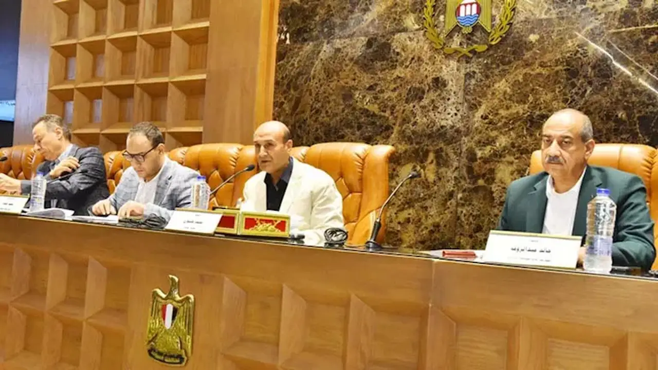 المجلس التنفيذي بأسيوط يقر موازنة 2026-2027 ويعتمد مشروعات تعليمية جديدة