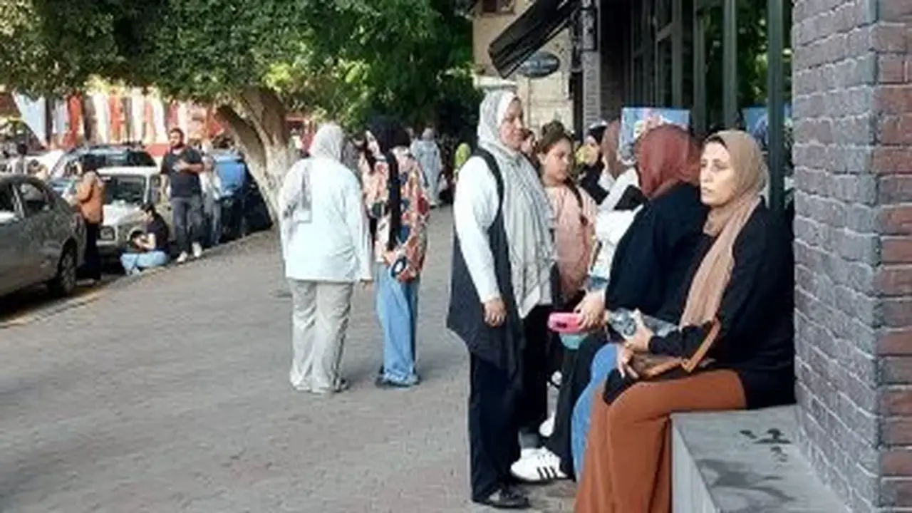 طلاب الثانوية العامة يستعدون لامتحان الرياضيات البحتة في اللحظات الأخيرة